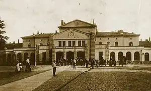 Der Bahnhof vom Bahnhofsvorplatz aus gesehen (nach 1907)