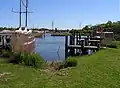 Fischereihafen, links fließt die Trave (Fließrichtung v.&nbsp;l.&nbsp;n.&nbsp;r.)