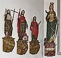 Konsolfiguren, von links: Johannes der Täufer, hl.&nbsp;Florian, hl.&nbsp;Bartholomäus, hl.&nbsp;Katharina