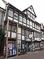 Straßenfassade mit Abstützungen (2018)