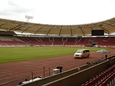 Gottlieb-Daimler-Stadion(Gottlieb-Daimler-Stadion, Stuttgart)Ort: StuttgartKapazität: 52.000Verein: VfB Stuttgart