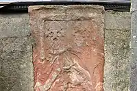 ... finden sich noch stark verwitterte Grabmäler ehemaliger Burgherren ......