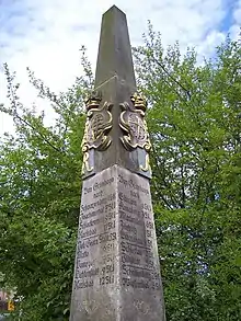 Die Grünhainer Postmeilensäule vor dem Eingang zum Gelände des ehemaligen Zisterzienserklosters