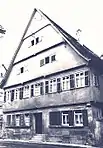 Stand Rücken an Rücken mit dem Haus linkerhand in der Ostergasse