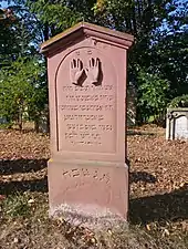 Grabstein mit Segenshänden