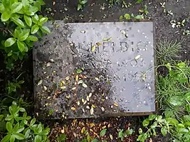 Das Grab von Karl Helbig auf dem Friedhof Bernadottestraße in Hamburg