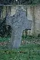 Grabkreuz aus dem Jahre 1697 neben der Kirche
