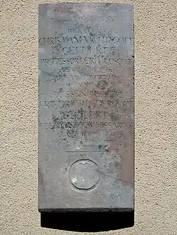 Originale Grabplatte für Gellert und seinen Bruder Friedrich Leb(e)recht,  seit 2009 an einer Wand im Hof des Leipziger Grassimuseums