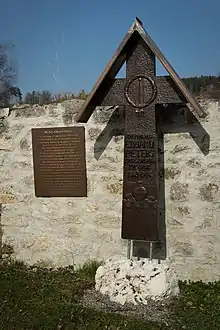 Grabkreuz von Prähistoriker Eduard Peters. (* 9. April 1869 in Halberstadt; † 21. Mai 1948 in Veringenstadt), der die Höhlenausgrabungen in Veringenstadt leitete.