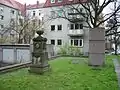 Grundmauern des Mausoleums, Grab- und Gedenkstein im Jahr 2007