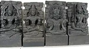 Navagraha-Skulpturen aus dem Sonnentempel von Konark (British Museum). Von links nach rechts: Surya, Chandra, Mangala, Budha, Brihaspati, Shukra, Shani, Rahu, Ketu.