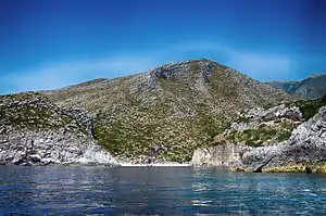 Blick vom Meer in die Bucht
