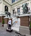 Statue eines Weißen Elefanten und Palastwache am Chakri Maha Prasat