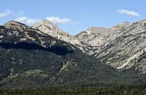 Der Open Canyon mit dem Mount Hunt in der Bildmitte links, Peak 10905 (Bildmitte rechts) und Peak 10988 (rechts). Am rechten Bildrand ist die Südflanke des Prospectors Mountain zu sehen