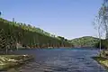 Einmündung (links) der Grane in den Stausee; rechts im Hintergrund der Königsberg