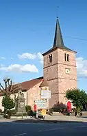 Granges-sur-Vologne, Dép. Vosges: Kirchturm aus dem 17. Jh. mit „romanischen“ Biforien