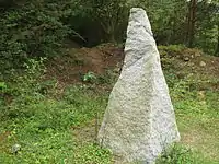 Daneben ein Granitbrocken, beides entstand zur ungefähr selben Zeit, Granit wurde jedoch nicht abgebaut.
