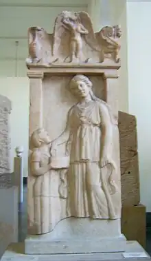 Grabrelief der Silenis mit der Darstellung einer Hydria-Loutrophoros; Mitte des 4. Jahrhunderts v.&nbsp;Chr.; Antikensammlung Berlin (Berlin SK 1492 (K40))