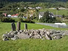 Röse von Baldershagen mit dem Balderstein im Hintergrund in der Bildmitte