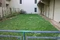 Im Hof dieses Hauses in der Körösistraße 21–23 ist der zugeschüttete Mühlgang nun Wiese.