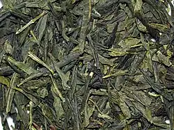 Bancha, mit seinen typischen großen, zusammengerollten Blättern
