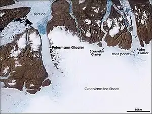 Der Ryder Gletsjer mit seinen Schmelzwasserseen (rechts) auf einem Satellitenfoto