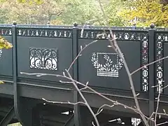 Metallschmuck am Geländer