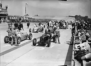 Startaufstellung zum französischen Grand Prix 1932, auf Startplatz „6“ der Tipo B, daneben ein Auto&nbsp;Union&nbsp;Typ&nbsp;A