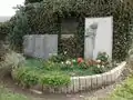 Gedenkort für Opfer beider Weltkriege auf Kirchhof