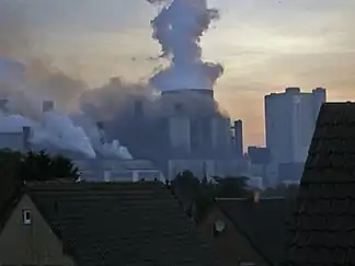 Das brennende Kraftwerk Niederaußem am frühen Morgen des 9. Juni 2006