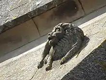 Löwenfigur auf einer Mauer auf einem der beiden Doppeltürme
