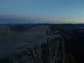 Ein großer Riß im Mittelgipfel kündigt einen Felssturz nach Süden an.