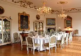Tafel mit Tafelaufsatz aus Nymphenburger Porzellan