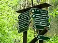 Wanderwegweiser mit verschiedenen Hauptwanderwegen am Großen Schrammtor, markiert ist hier auch der Europäische Fernwanderweg E3, der Malerweg und ein Terrainkurweg (TK 10) vom Kneippkurort Bad Schandau
