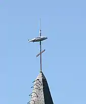 Ein Thunfisch auf der Église Saint-Tudy zeigt die Windrichtung an