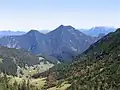 Großer Traithen, links neben dem Fellalmsattel der Kleine Traithen, noch weiter links der Vogelsang, rechts im Hintergrund das Kaisergebirge, im Vordergrund die Soinalm