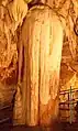 Ein Riesenstalagmit mit ca. 3,5&nbsp;m Höhe und über 1&nbsp;m Durchmesser
