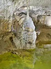 Massiver Stalagmit