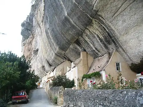 Häuser am Fuß der Klippen