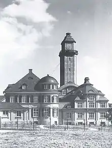 Altes Bergwerk der Grube Amalienhöhe, Zechenhaus Förderturm der neobarocken Gebäudegruppe.