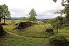 Grundmauern von Palas (links) und inneren Burgteilen (rechts) mit Wurmberg im Hintergrund