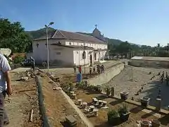 Die Kirche von der Rückseite aus gesehen