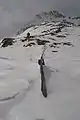 Gsieser Törl im Winter, mit eingeschneitem Holzzaun und Wachtürmchen