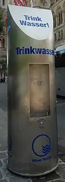 Euro-Trinkbrunnen über Hydrant verkrant, Wien