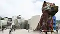 Bepflanzte Hundefigur vor Guggenheim-Museum