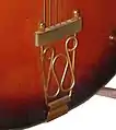 Trapezförmiger Saitenhalter einer Archtop-Gitarre