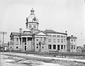 Ältere Aufnahme (1906) des Harrison County Courthouse in Gulfport
