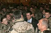 Der damalige deutsche Verteidigungsminister Karl-Theodor zu Guttenberg bei einem Besuch im Feldlager am 12. November 2009.