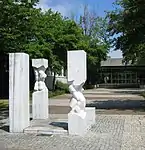 Blick auf das „Magische Quadrat“ – Skulptur von Wolfgang Roßdeutscher vor dem Haupteingang