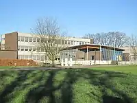 Mensa vor dem Südflügel des Gymnasiums (2014)